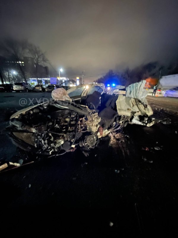 На выезде из Одессы фура с пьяным водителем на бешеной скорости врезалась в Skoda: легковушка всмятку, её водитель погиб