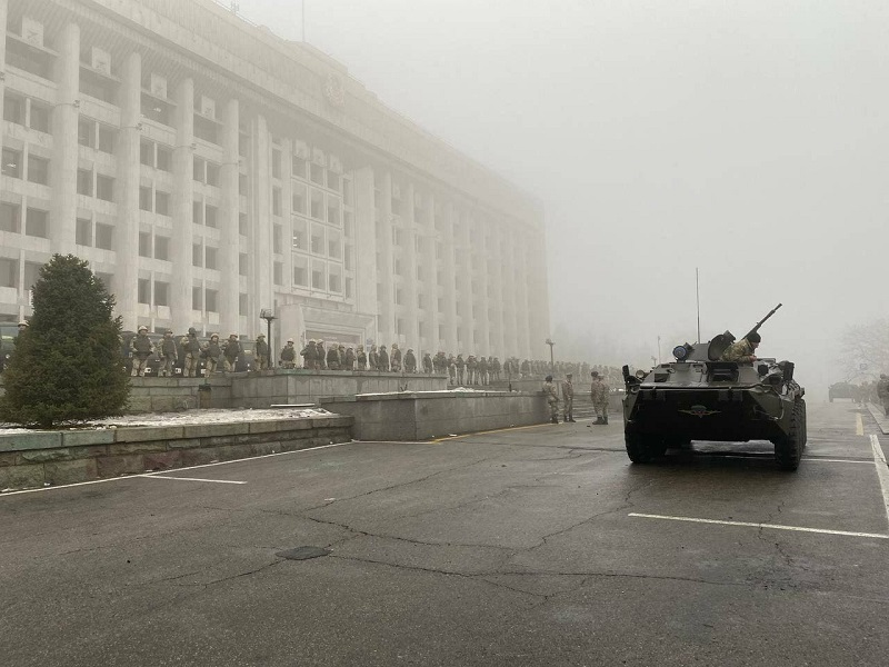 Отставка правительства, выстрелы и взрывы: жители Казахстана вышли на массовые протесты