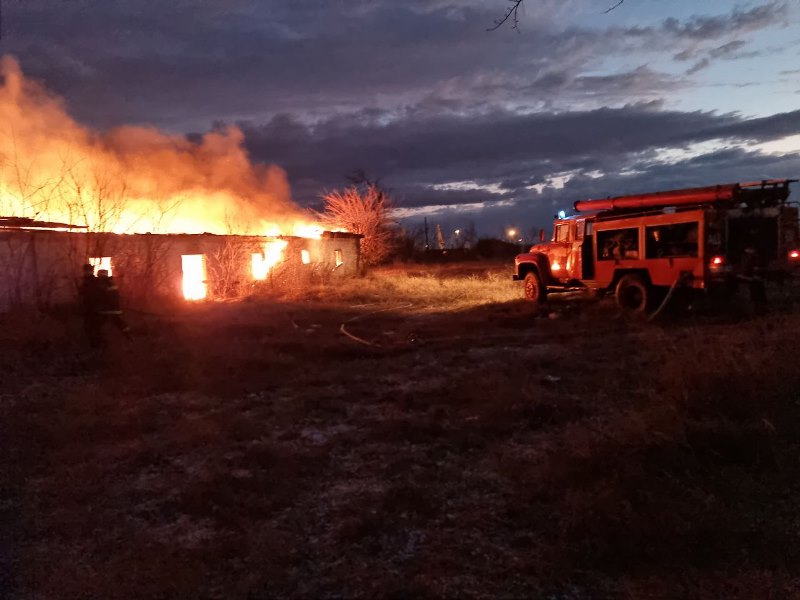 Вечерний пожар в Измаиле на Нахимова - горела "заброшка" рядом с детским садом