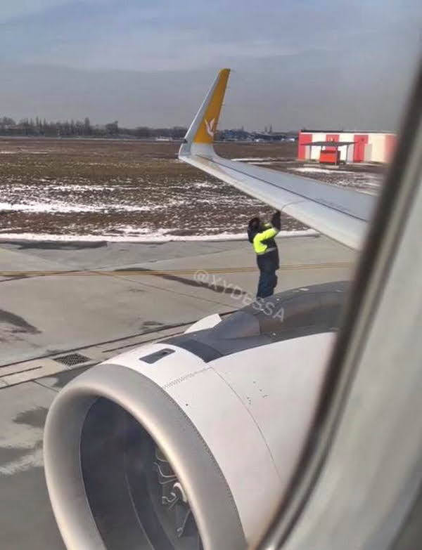 Внимательный пассажир заметил инородный предмет на крыле самолета, летевшего из Одессы в Стамбул