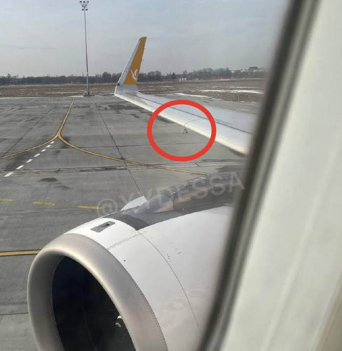 Внимательный пассажир заметил инородный предмет на крыле самолета, летевшего из Одессы в Стамбул