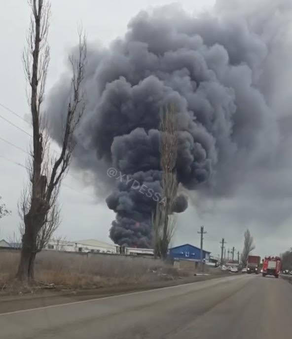 Дым виден во всех районах города: в Одессе случился масштабный пожар на мебельном складе