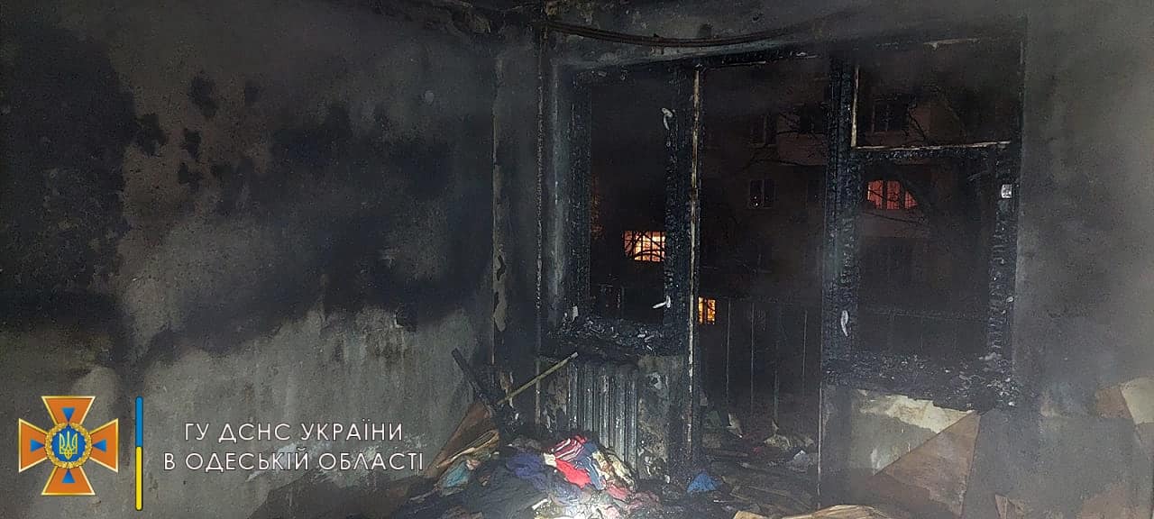 Одесса: из-за пожара в многоквартирном доме госпитализированы двое детей и двое взрослых