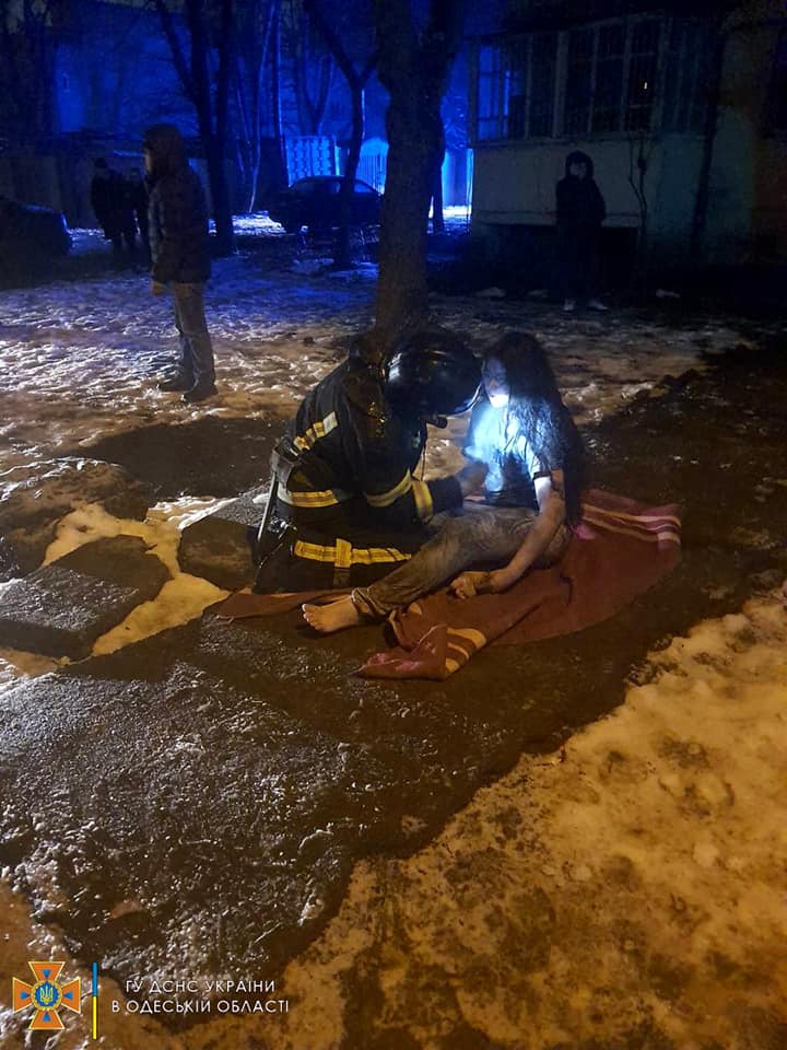 Одесса: из-за пожара в многоквартирном доме госпитализированы двое детей и двое взрослых