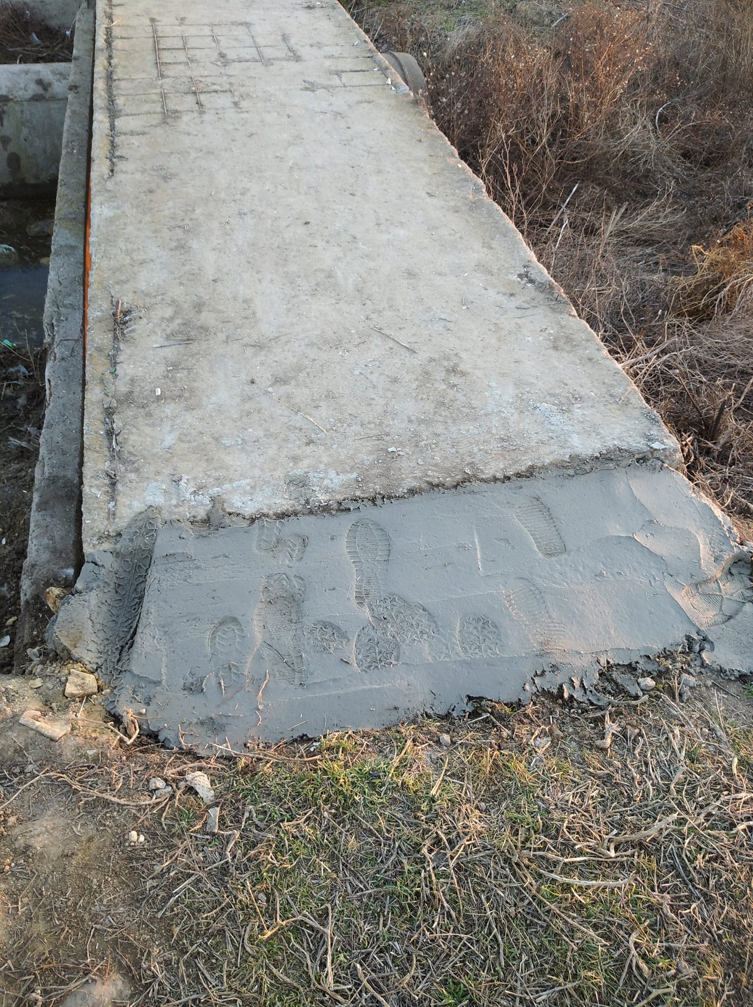 В селе Килийской общины сотрудники коммунального предприятия отремонтировали мост через овраг.