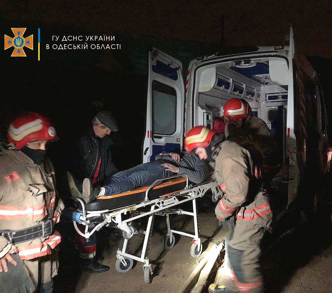 В Одесской области мужчину сбил грузовой поезд. Пострадавшего транспортировали спасатели