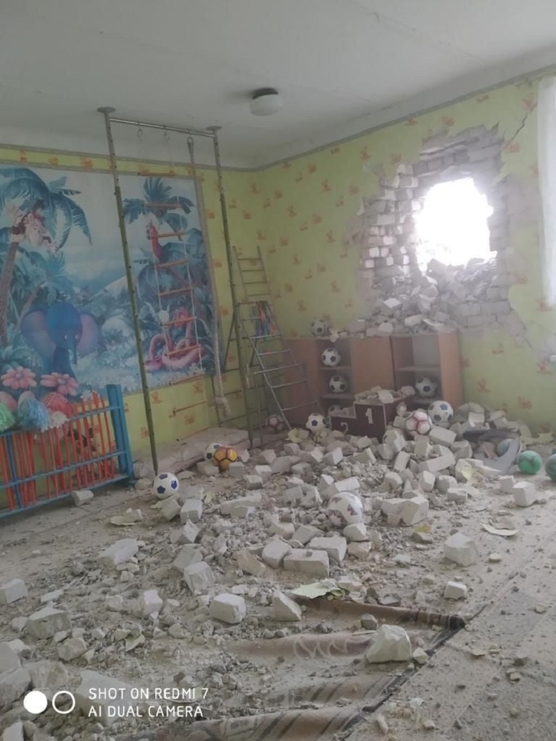 Оккупанты во время обстрела Станицы Луганской попали в детский сад, есть пострадавшие