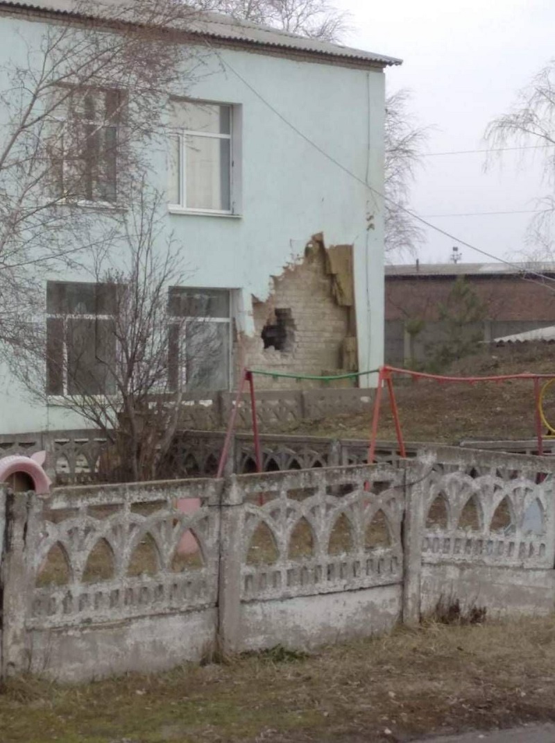 Оккупанты во время обстрела Станицы Луганской попали в детский сад, есть пострадавшие