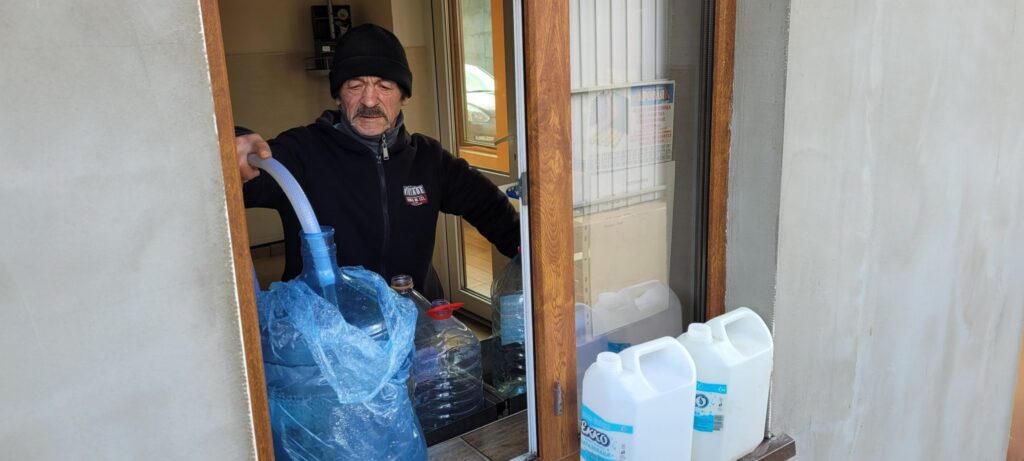 В Аккермане в места укрытия будут привозить запасы питьевой воды: горожан просят приносить пустые ёмкости к зданию мэрии
