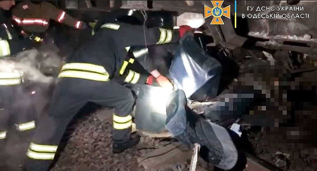 В грузовой поезд, направляющийся из Одессы в Измаил, влетела легковушка - погиб водитель