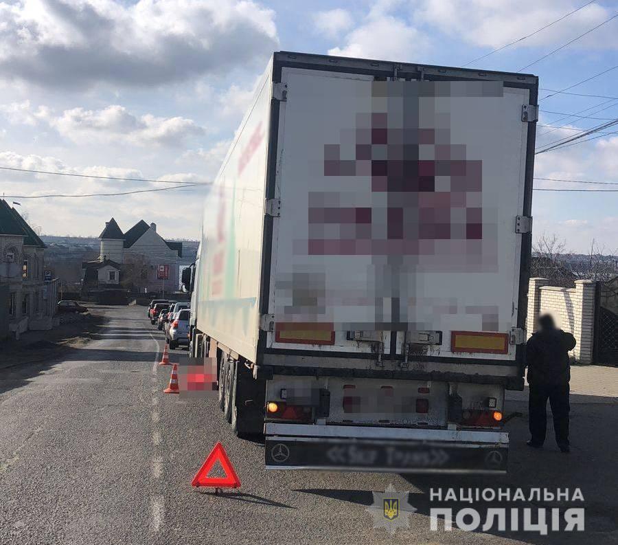 Перебегала дорогу: в Одесской области дальнобойщик насмерть сбил женщину