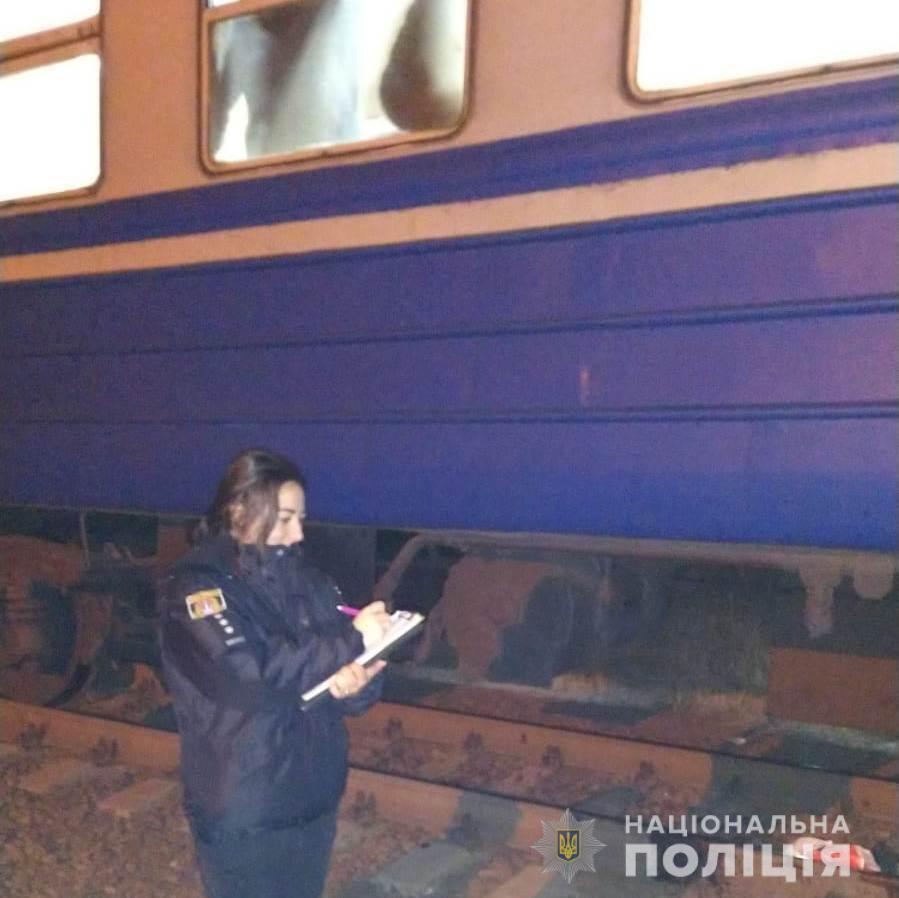 В Одесской области электричка задавила женщину, лежащую на рельсах. Личность погибшей устанавливается