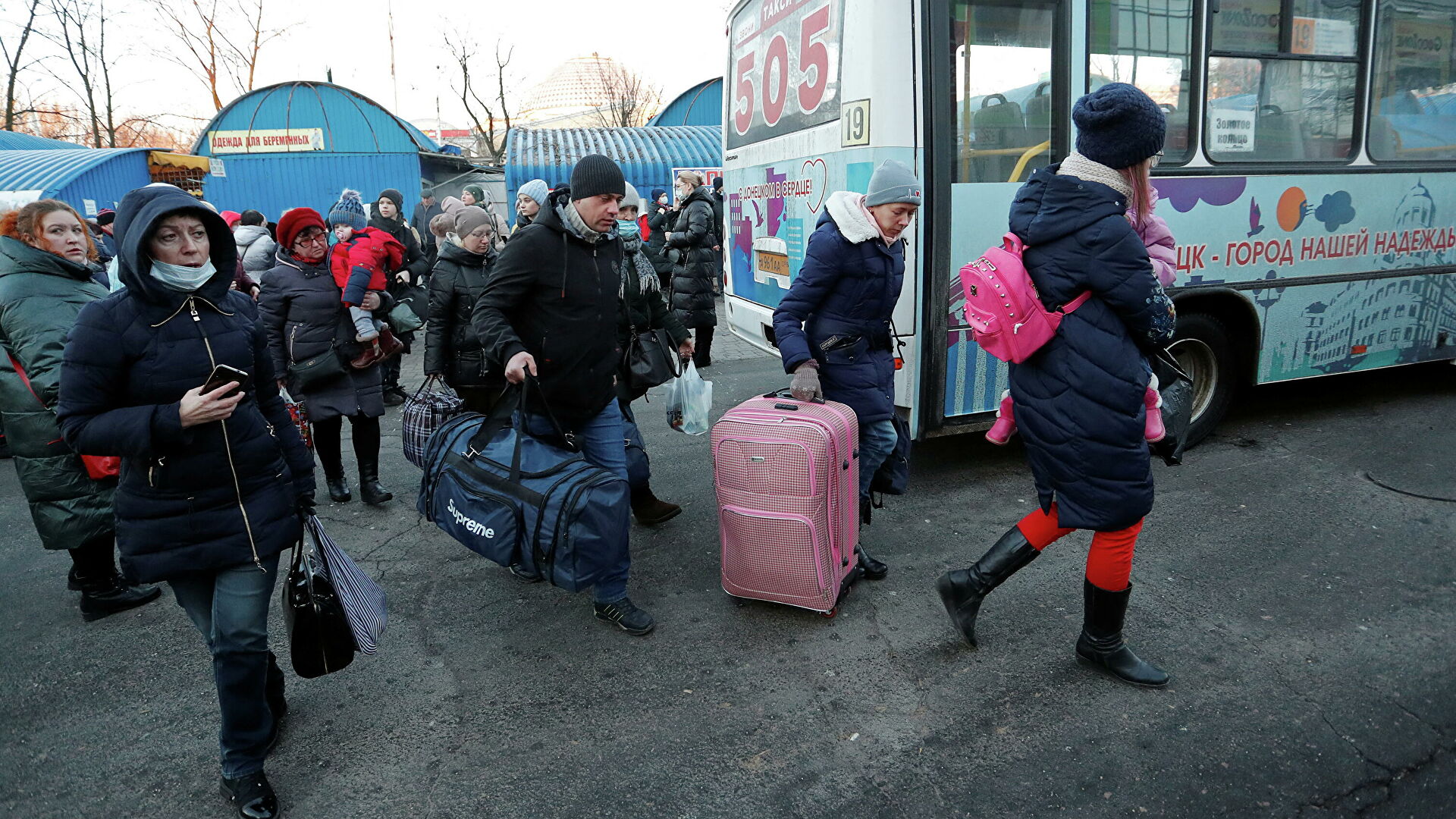 В первую очередь эвакуируют. Эвакуация. Автобус с беженцами из Украины. Беженцы ДНР. Донецк беженцы.