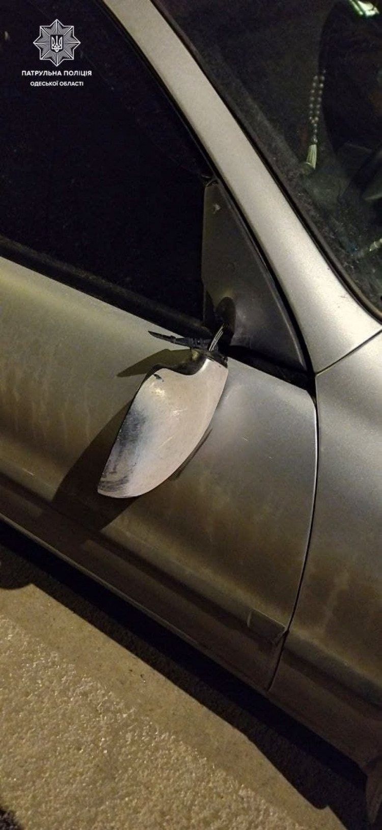 В Одессе пьяный неадекват крушил чужие автомобили на стоянке