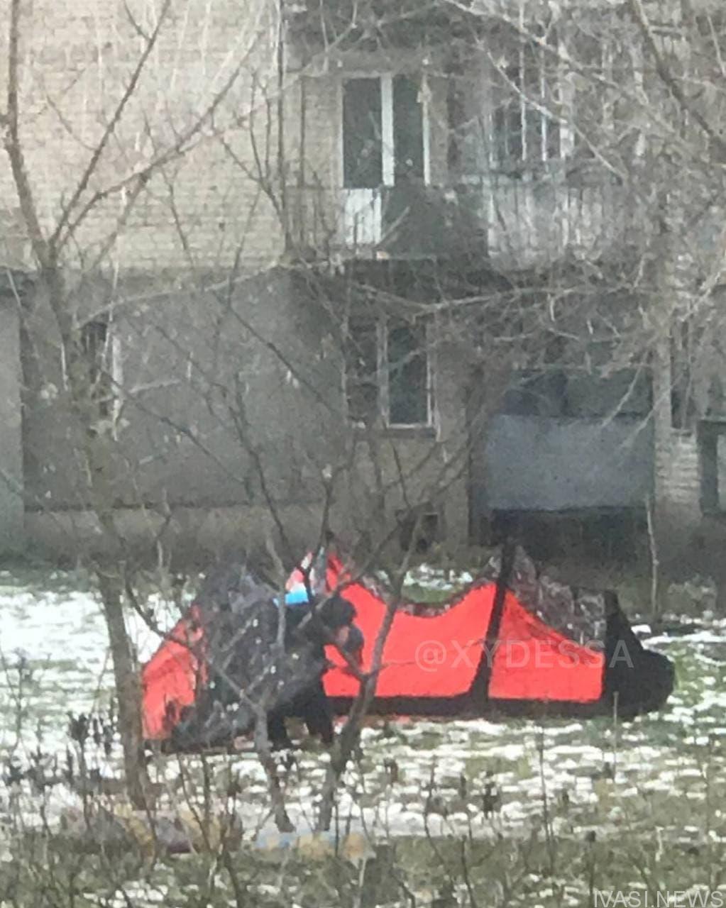 Жена выгнала из дома: в Одессе мужчина в феврале живет на улице в палатке