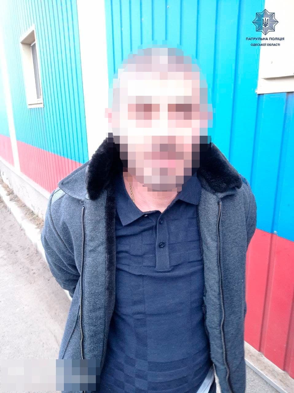 Житель Белгорода-Днестровского избил знакомого и угнал его машину. Авто нашли на трассе "Одесса - Киев"
