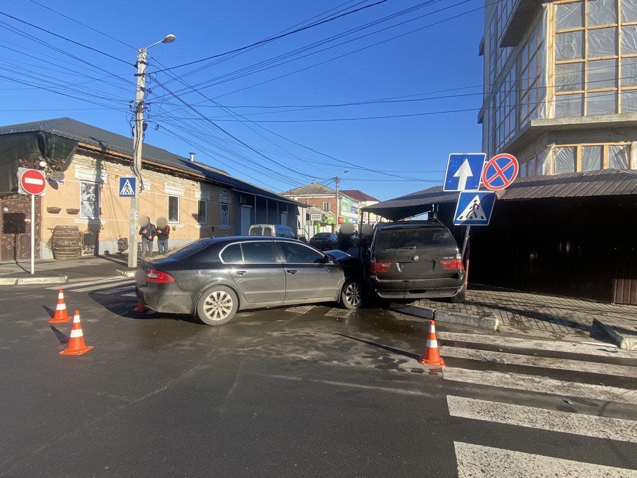 ДТП в Измаиле: в районе Центрального рынка Skoda вытолкала BMW X5 на тротуар, есть пострадавшие