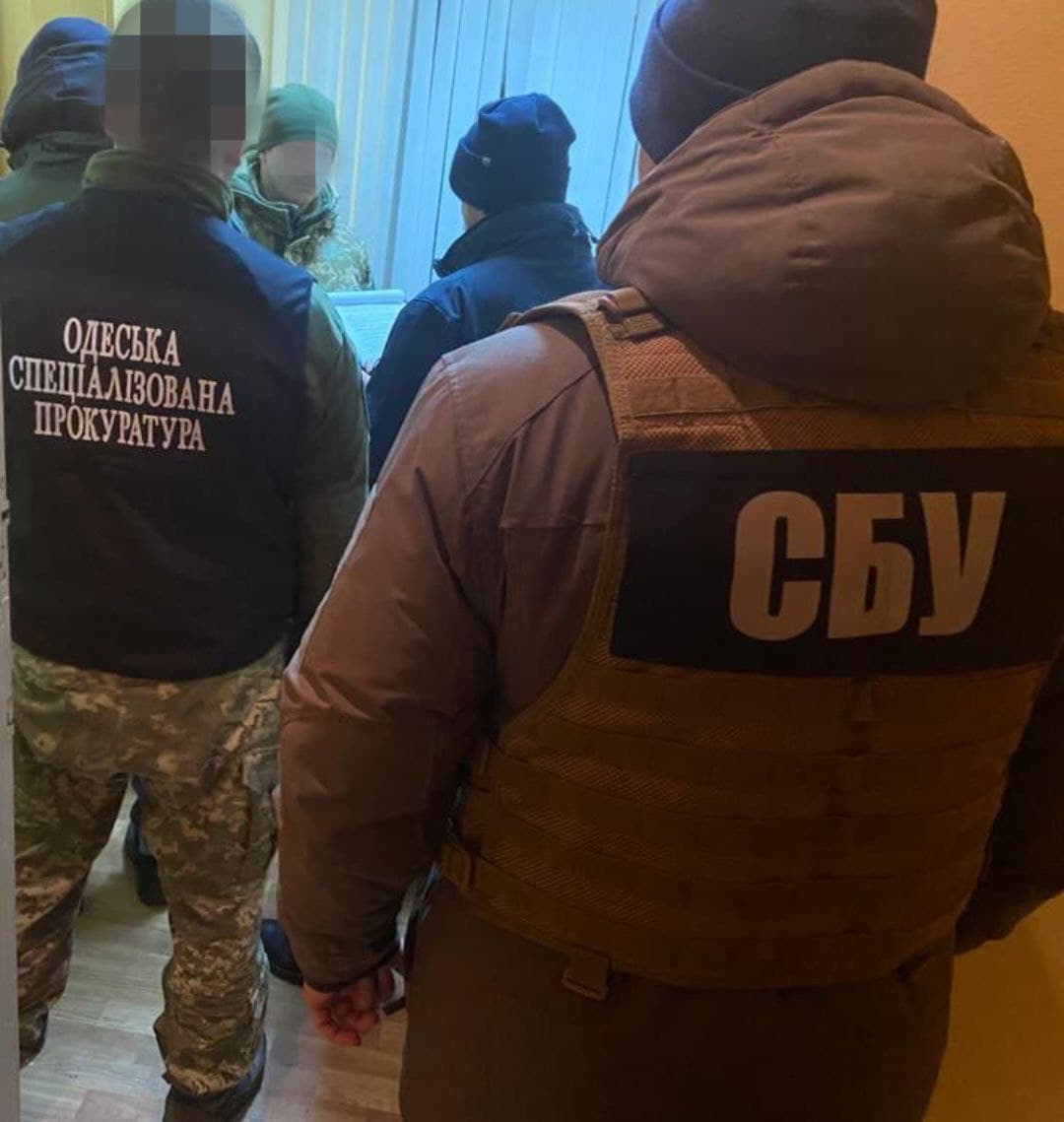 200 долларов - за контрабанду сигарет: в Одесской области задержали пограничника, "подкупившего" своего коллегу