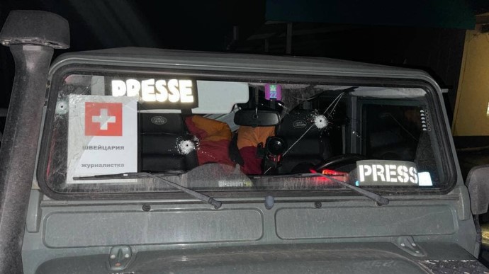 Оккупанты обстреляли автомобиль журналиста из Швейцарии, на котором были очевидны "Press"