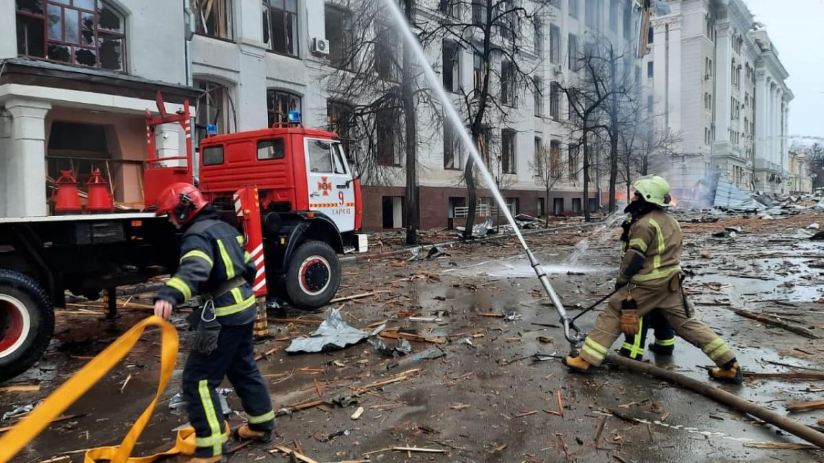 Центр Харькова снова под обстрелами: горят управления полиции, СБУ, жилые дома и университет