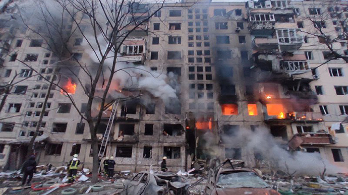 Враг обстрелял завод «Антонов» и девятиэтажный жилой дом.