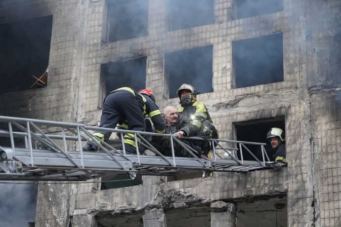 В Киеве враг обстрелял завод «Антонов» и девятиэтажный жилой дом