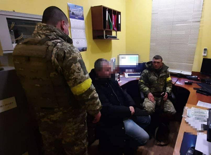 Вместо заграницы в военкомат: пятерых мужчин, пытавшихся подкупить аккерманских пограничников, передали в руки правоохранителей