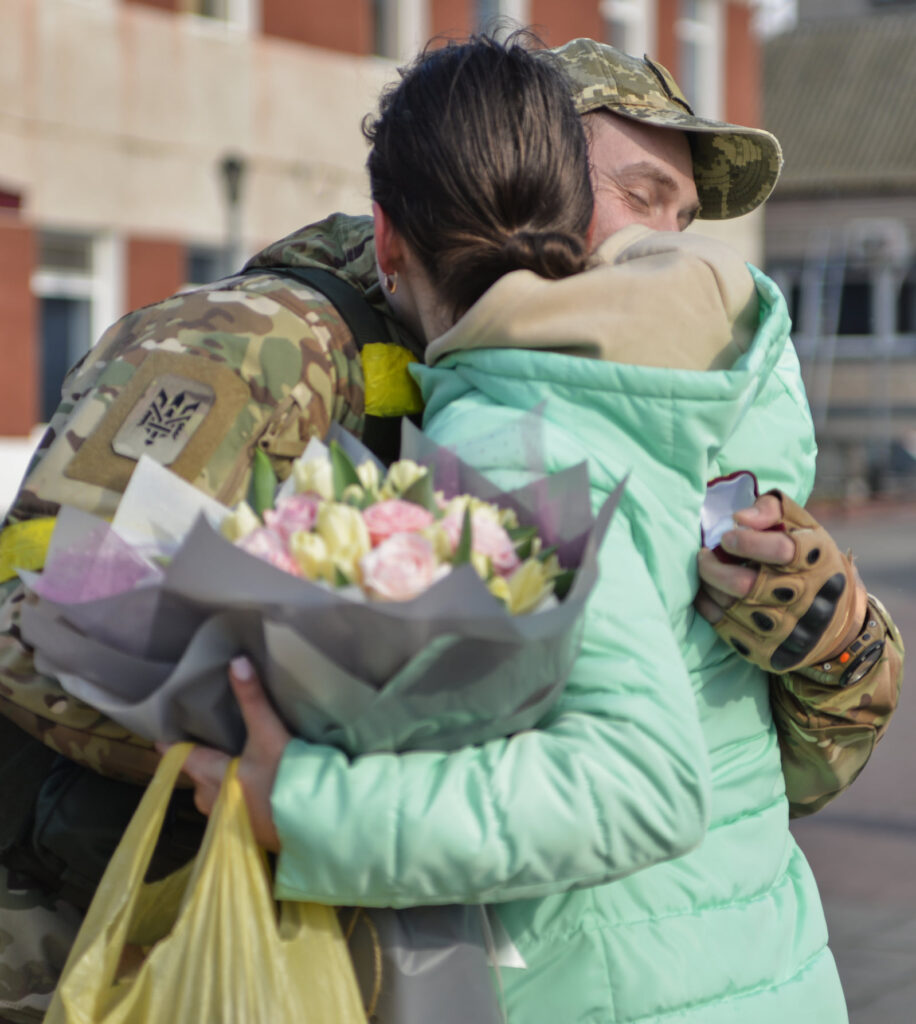 Она ответила "Да": в Аккермане военнослужащий сделал предложение руки и сердца любимой девушке