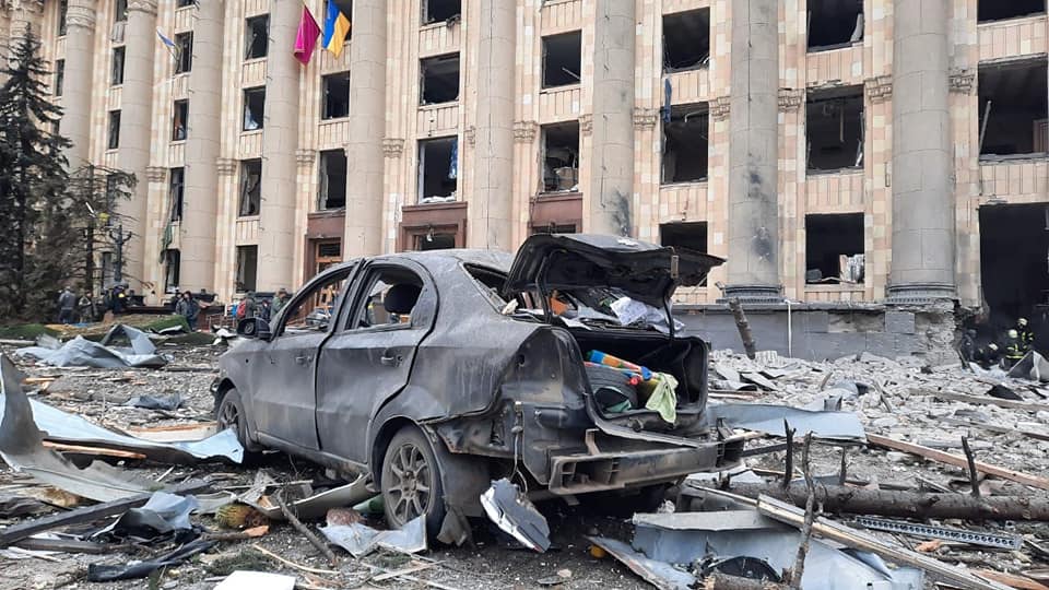 Оккупанты обстреляли ракетами площадь Свободы в Харькове: есть жертвы, уничтожено здание ОГА