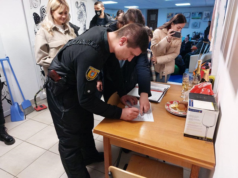Любовь победит зло: в Одесской области в бомбоубежище зарегистрировали брак