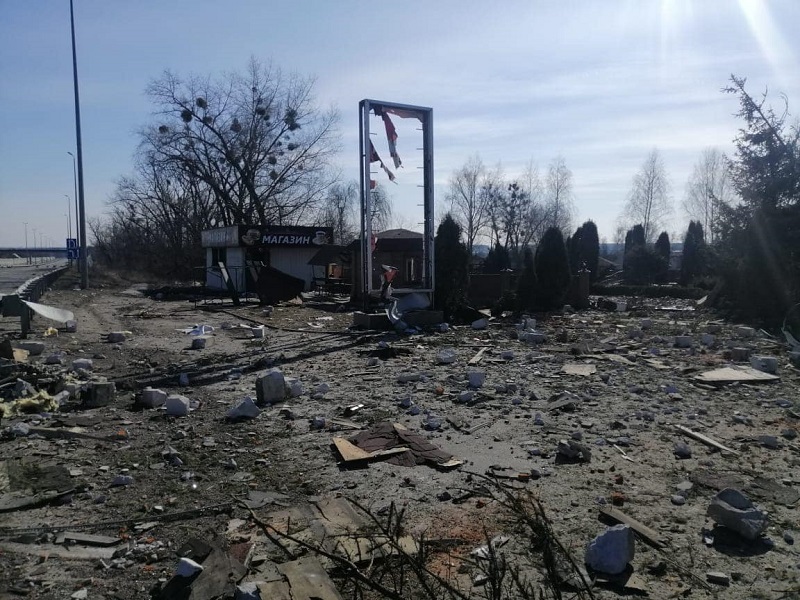 В Киевской области в результате обстрела поселка Макаров семь человек погибли, пятеро ранены