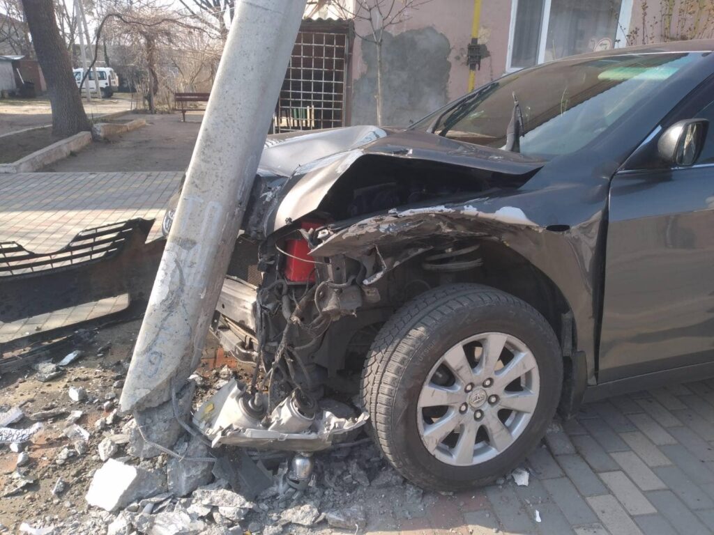 Авария возле ренийского отделения полиции: одна из машин влетела в столб