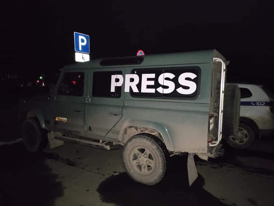 Оккупанты обстреляли автомобиль журналиста из Швейцарии, на котором были очевидные отметки "Press"