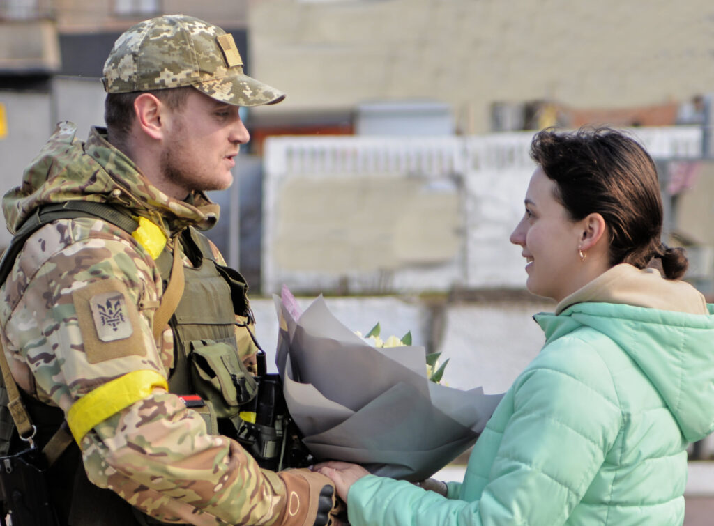 Она ответила "Да": в Аккермане военнослужащий сделал предложение руки и сердца любимой девушке
