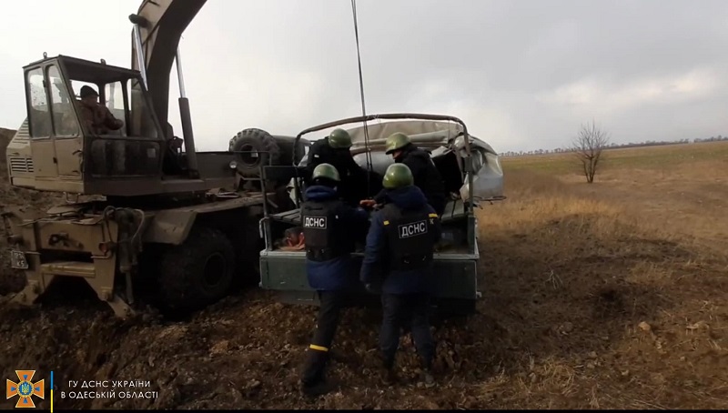 Возле села Белгород-Днестровского района, попавшего под атаку оккупантов, обезвредили авиабомбу