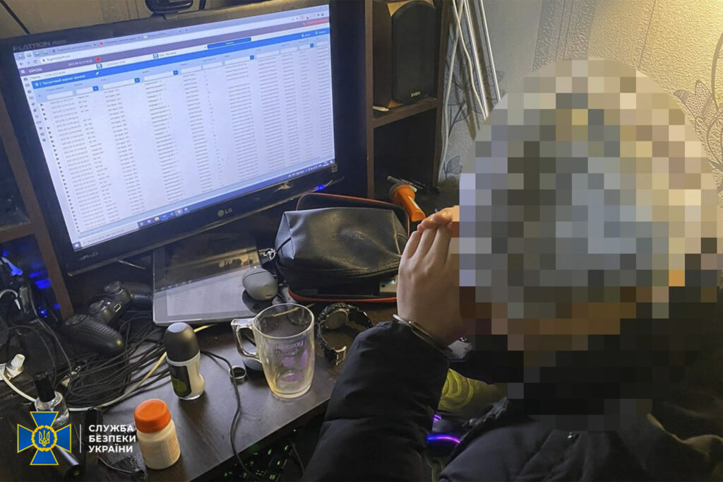 СБУ задержала хакера, с помощью которого оккупанты рассылали украинским силовикам и чиновникам СМС с предложением сдаться