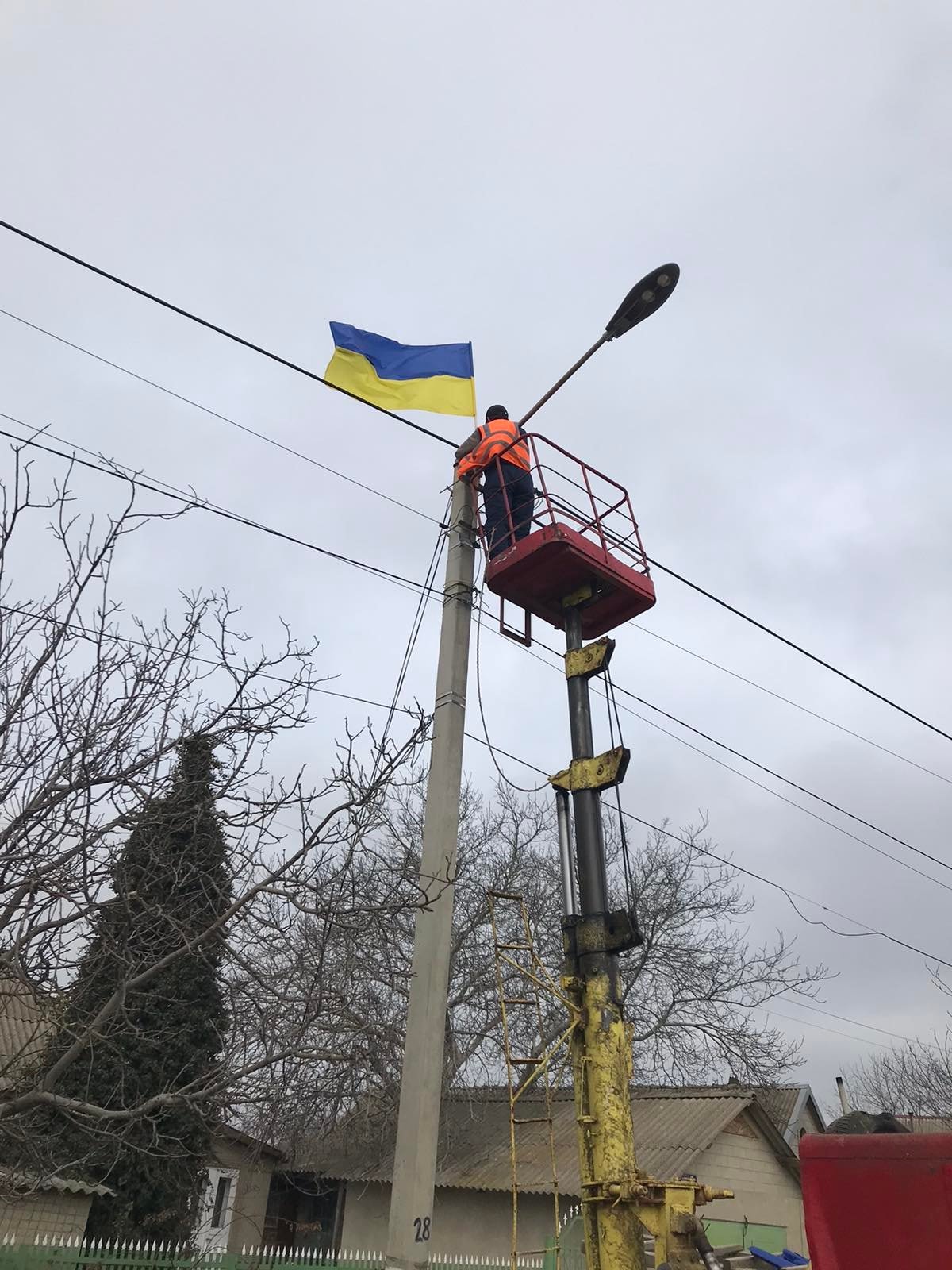 Килия - это Украина: огород украсили десятками национальных Флагов