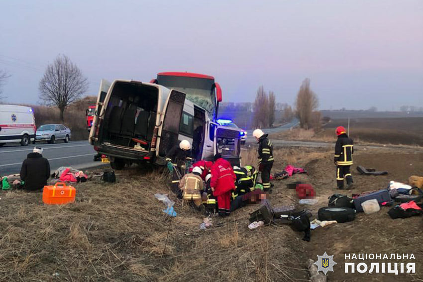 Семеро погибли, 9 человек - в больнице: автобус с переселенцами из Днепра разбился под Хмельницким (фото)