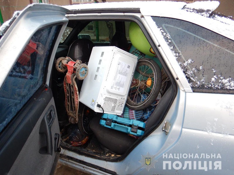 Вынесли технику, инструменты и детский велосипед: в Белгород-Днестровском районе задержали местных Бонны и Клайда, обокравших односельчан
