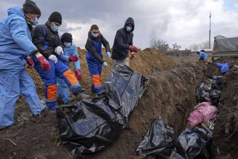 Ужасные новости из Мариуполя: за 2 недели войны погибли более 1100 человек. Людей хоронят в братских могилах