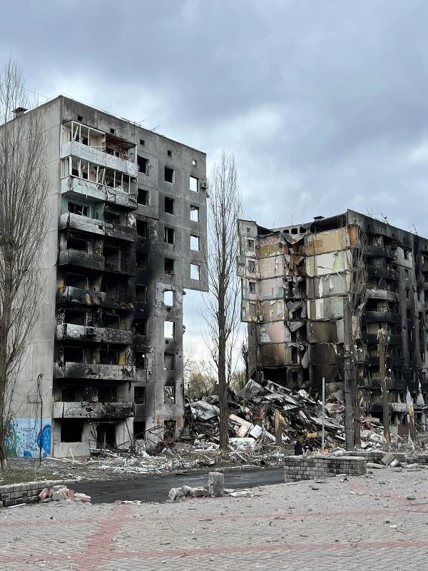 "Бородянка - это хуже, чем Буча. Подвалы многоэтажек стали ловушкой и братскими могилами": журналист показал фото разрушенного города