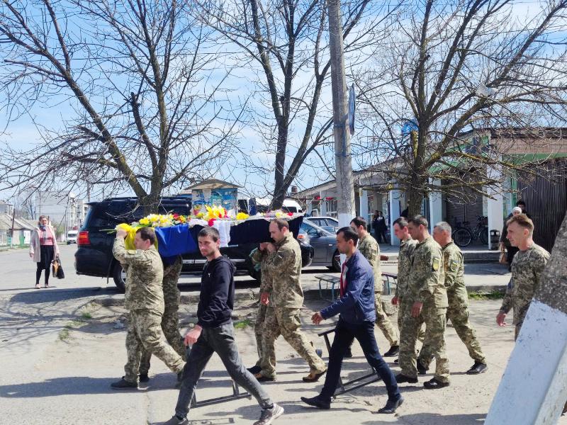 Провожали пешком до кладбища десятки людей: в Килии простились с погибшим в Николаевской области солдатом Дмитрием Дюльгер