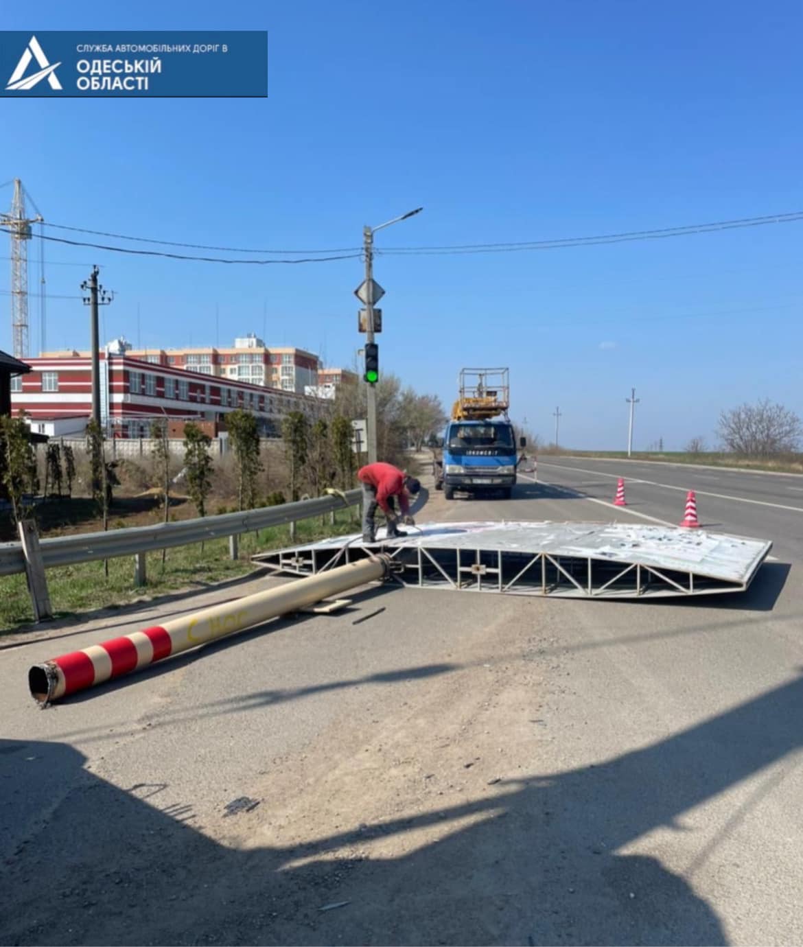 За неделю вдоль дорог Одесской области демонтировано 75 рекламных конструкций: на что пойдут снятые билборды