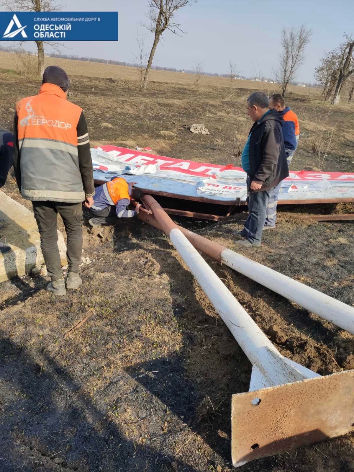 За неделю вдоль дорог Одесской области демонтировано 75 рекламных конструкций: на что пойдут снятые билборды