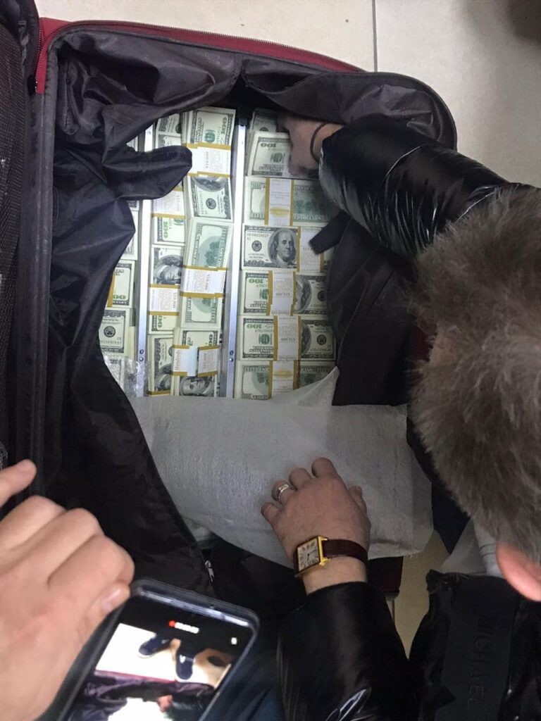 Гражданин Турции пытался вывезти из Одесской области 500 тыс. долларов