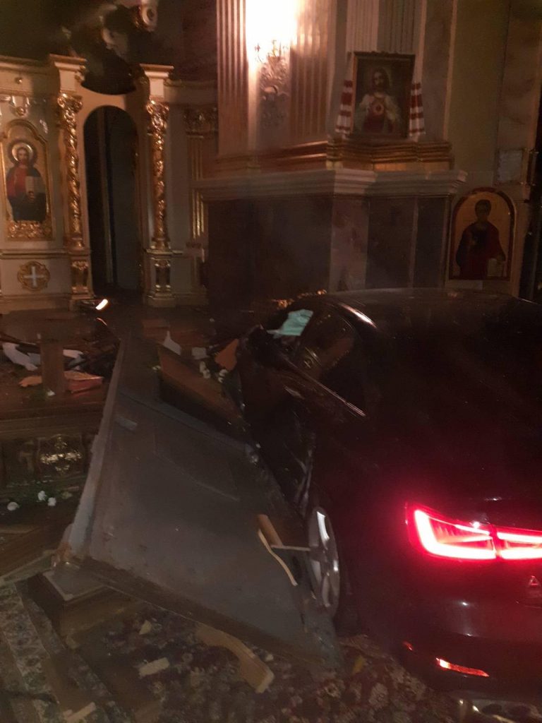 В Тернополе автоледи протаранила двери Кафедрального собора и повредила плащаницу