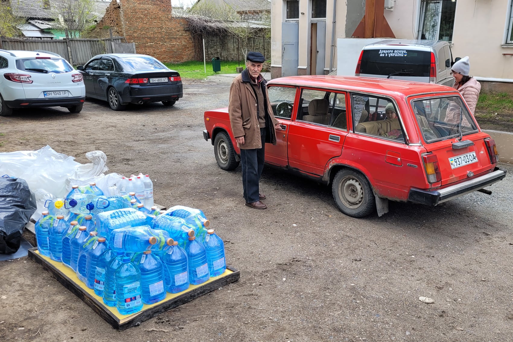 Аккерманцы, объединившись с бизнесом, помогают жителям Николаева, которые страдают от нехватки воды