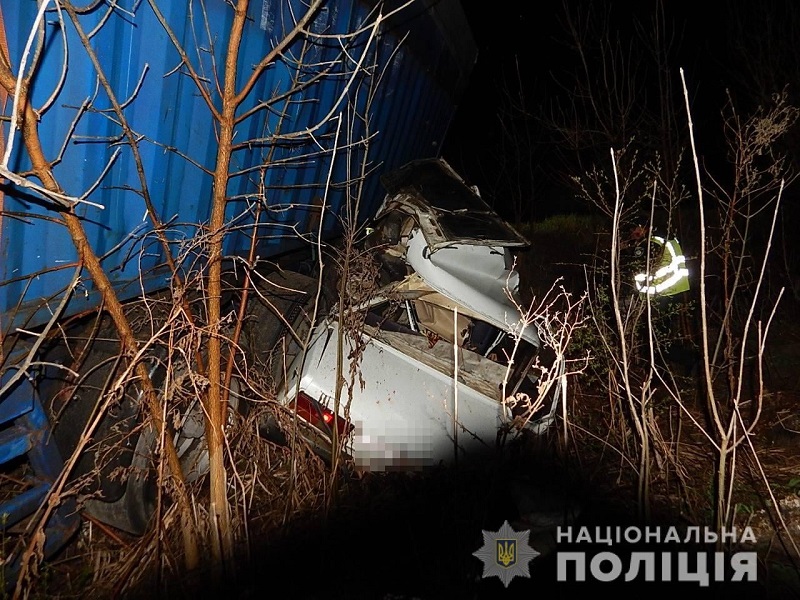 На трассе Одесса-Рени столкнулись легковушка и грузовик: есть погибший