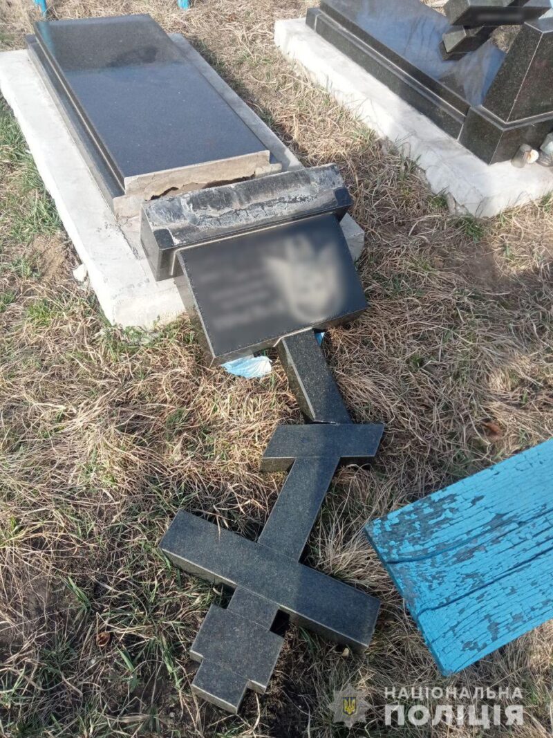 За обиды при жизни: в Одесской области мужчина надругался над могилами односельчан