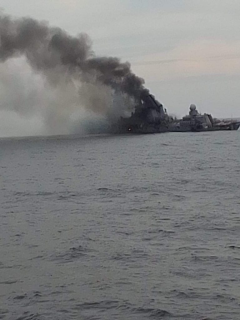 В сети появились первые фото и видео подбитого крейсера "Москва"